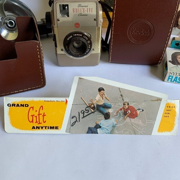 Kodak Brownie Bulls-Eye Camera Outfit In Box Flash Bulbs Leather Case - Picture 2 of 13